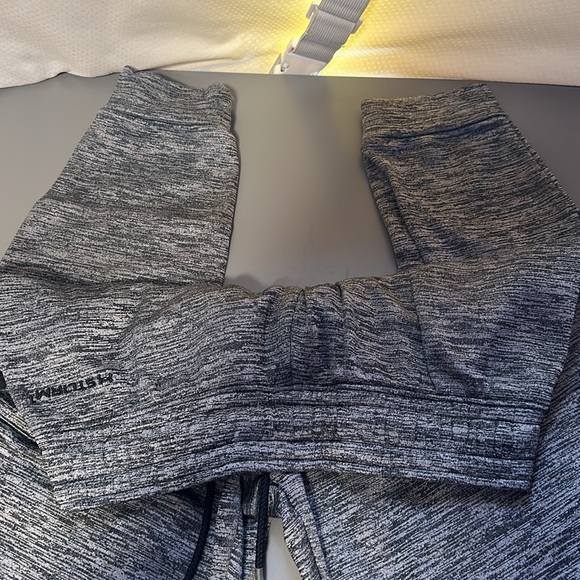 Size xs women’s under armour sweatpants - Picture 2 of 2